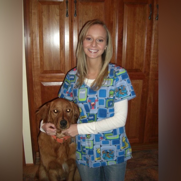 XS Sesame Street Scrub Top - Picture 4 of 4